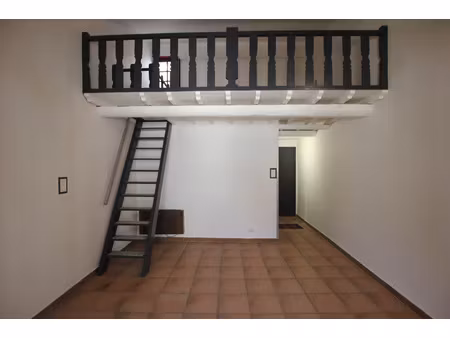 studio mezzanine rénové dans les remparts