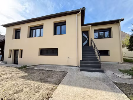 charmante maison rénovée située à proximité du centre-ville