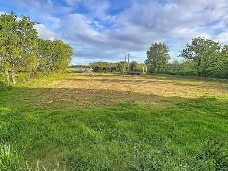 dependance en pierre sur 2500 metres carres avec possibilite de 1 hectare suplementair