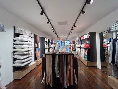 villeneuve sur lot. dans une rue commerçante du centre ville venez découvrir cet immeuble 