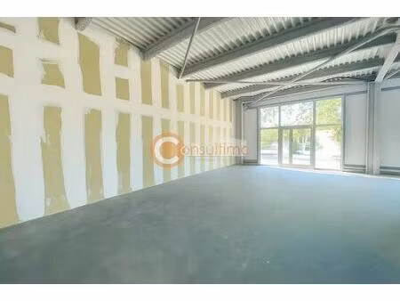 location commerce 104 m²