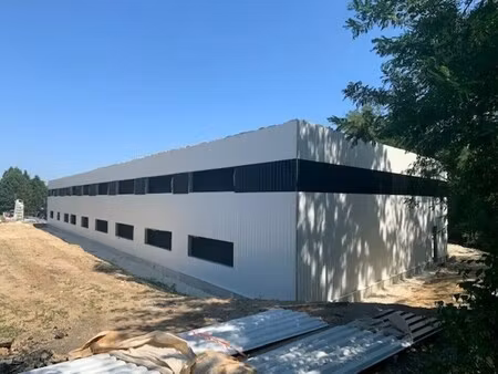 location local d'activités 169 m²