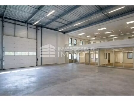 location local d'activités 694 m²