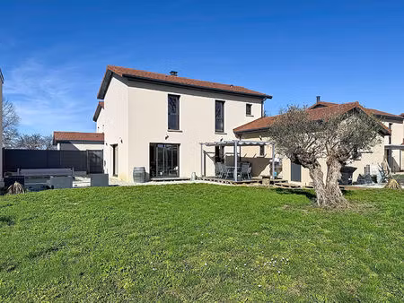 maison moderne sur la commune de beligneux   piscine   terrain  garage  3 chambres