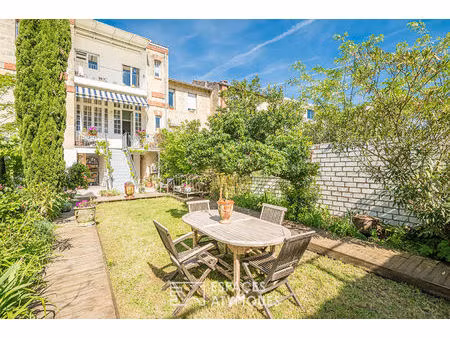 maison bourgeoise de caractère au jardin ensoleillé