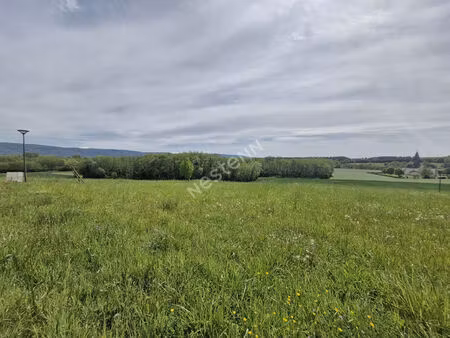 terrain viabilisé d'une surface d'environ 750 m² dans un très bel environnement entre cuis