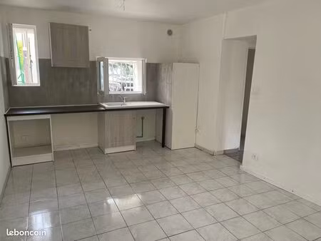 t2 rdc  terrasse  1 place de parking privé