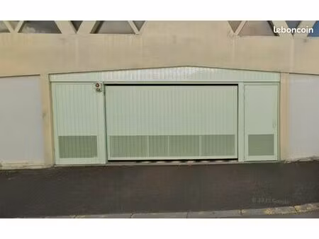 place de parking intérieure dans une résidence sécurisée  située rue des pré bas  à clermo