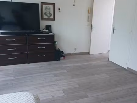 t1 standing neuf cuisine séparée et équipée 385 cc - centre ville - parquet de qualité sol