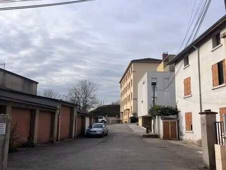 location garage box fermé