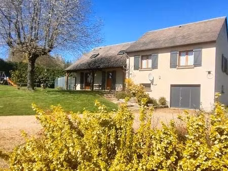 maison familiale avec piscine couverte à 8 min d’ussel