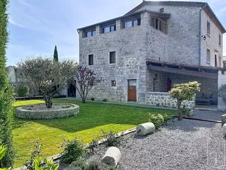 élégante bâtisse de caractére avec ses 2 gîtes