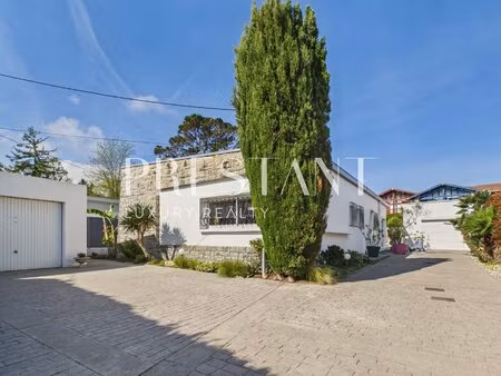 exclusivite anglet proche biarritz - villa contemporaine au calme sur terrain arboré avec.