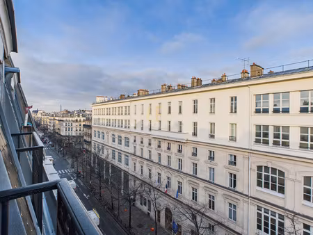 dernier étage / ascenseur / vue pointe de la tour eiffel