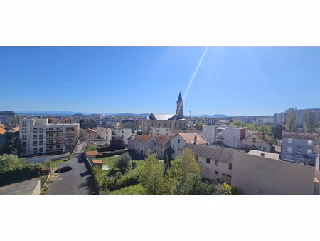t2 avec terrasse et parking
