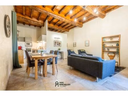 appartement t3 rénové d'environ 71 m² dans un château avec parc et piscine proche uzès