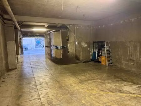 local commercial avec grand rideau metallique sur rue