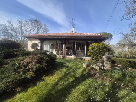 maison des années 80 d'environ 144m2 sur un terrain d'enviro