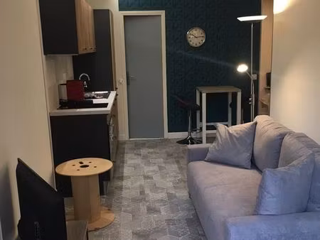 location à l'année studio avec extérieur nice est