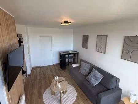 studio rénové + balcon vue dégagée / meublé moderne / lumineux