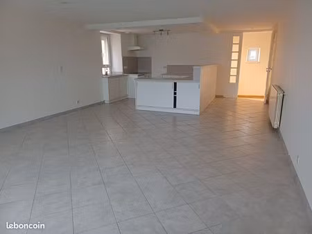 location studio 78 m² vereux