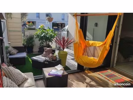 propice aux études et à la tranquillité  2 étudiantes seulement  dans une maison 90m²