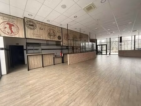 location commerce 324 m²