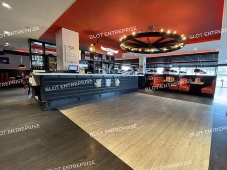 vente commerce 735 m²