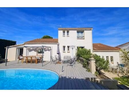 villa 4 chambres avec piscine  proche commerces