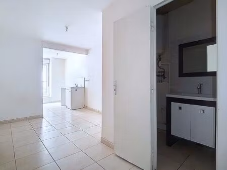 lot de 2 appartements : studio + t2 rénové avec petite cour