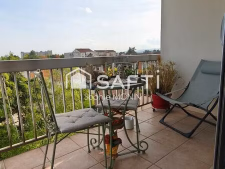 appartement  t1 très lumineux  pièce a vivre avec balcon  un coin cuisine  une salle de ba