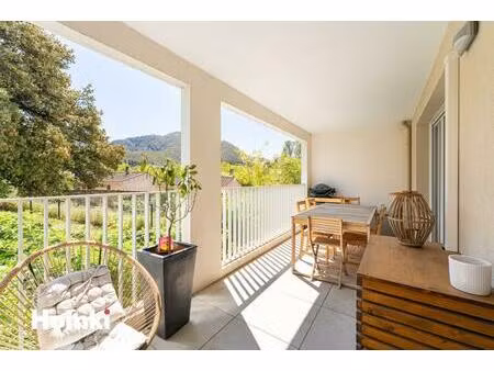 exclusivité : coup de cœur pour ce t3 lumineux avec grande terrasse et vue sur colline