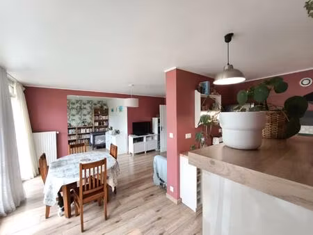 proche verdure et deux balcons