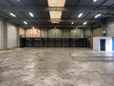 location local d'activités 712 m²
