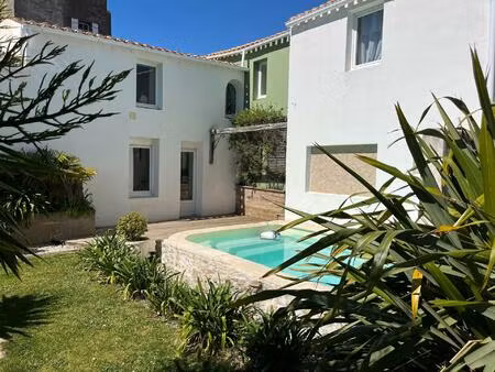 maison de charme située dans le centre bourg  proche des commerces.