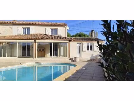 maison chaleureuse avec piscine en campagne