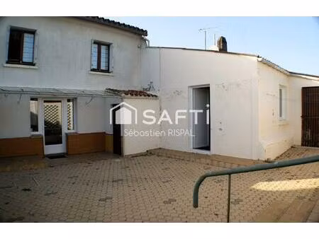 maison à rénover2 chambres  garages et terrain.