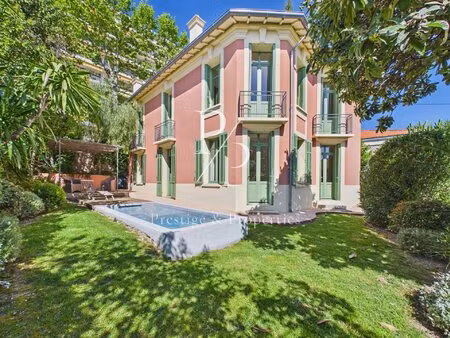 a vendre - maison d'architecte à pied de tout commerce - centre-ville