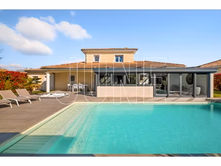 maison récente avec belles prestations et piscine