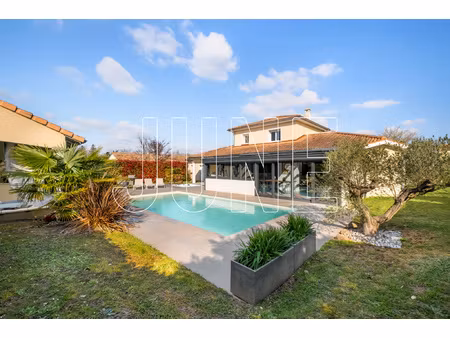 maison récente avec belles prestations et piscine