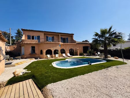 superbe villa familiale de 230m2 avec piscine.