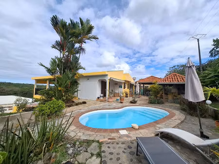 charmante maison meublée à louer dans un quartier paisible de saint-joseph- 2200 euros cha