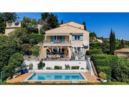 villa à mandelieu avec piscine et vue mer