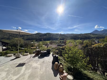 maison avec vue sur la vallée jardin en terrasses & lumièr