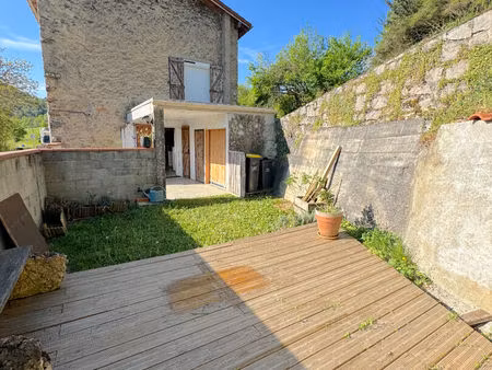 à vendre: charmante maison de village rénovée avec terrasse et jardinet