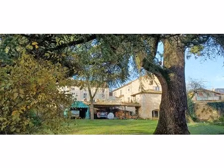 couhe - maison de caractère de neuf chambres  granges  piscine  jacuzzi  jardin privé avec