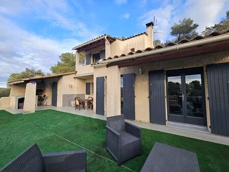 maison spacieuse avec 5 chambres  garage et piscine à 10 min de st maximin dans un...