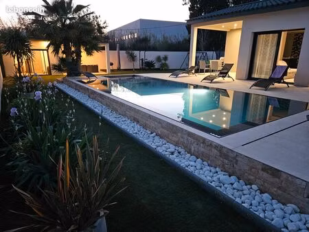 villa contemporaine de 125m2 + 30m2 de dépendance + 24 m2 de garage sur 750m2 avec piscine