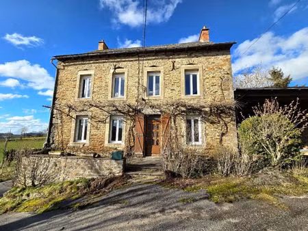 ancien corps de ferme en pierres dans un environnement calme isolé