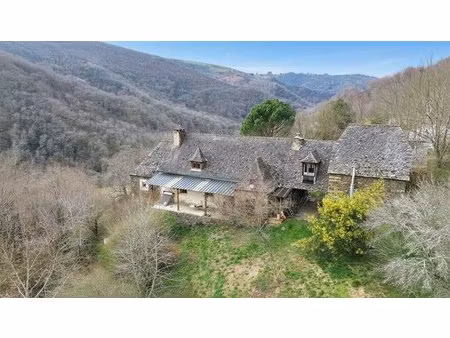 maison de caractère t5 + dépendances + 5.3 ha